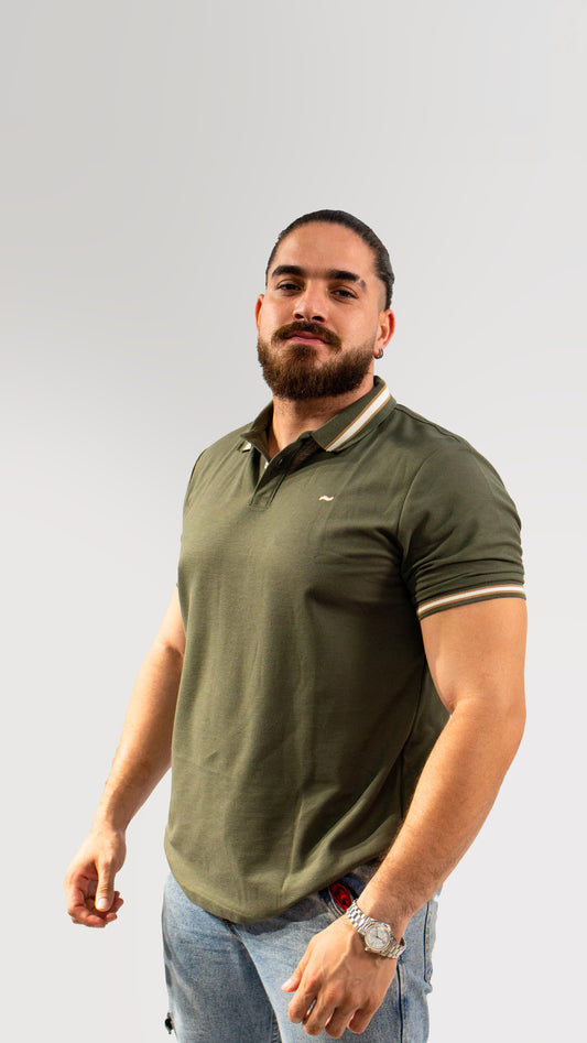 CAMISETA TIPO POLO VERDE.